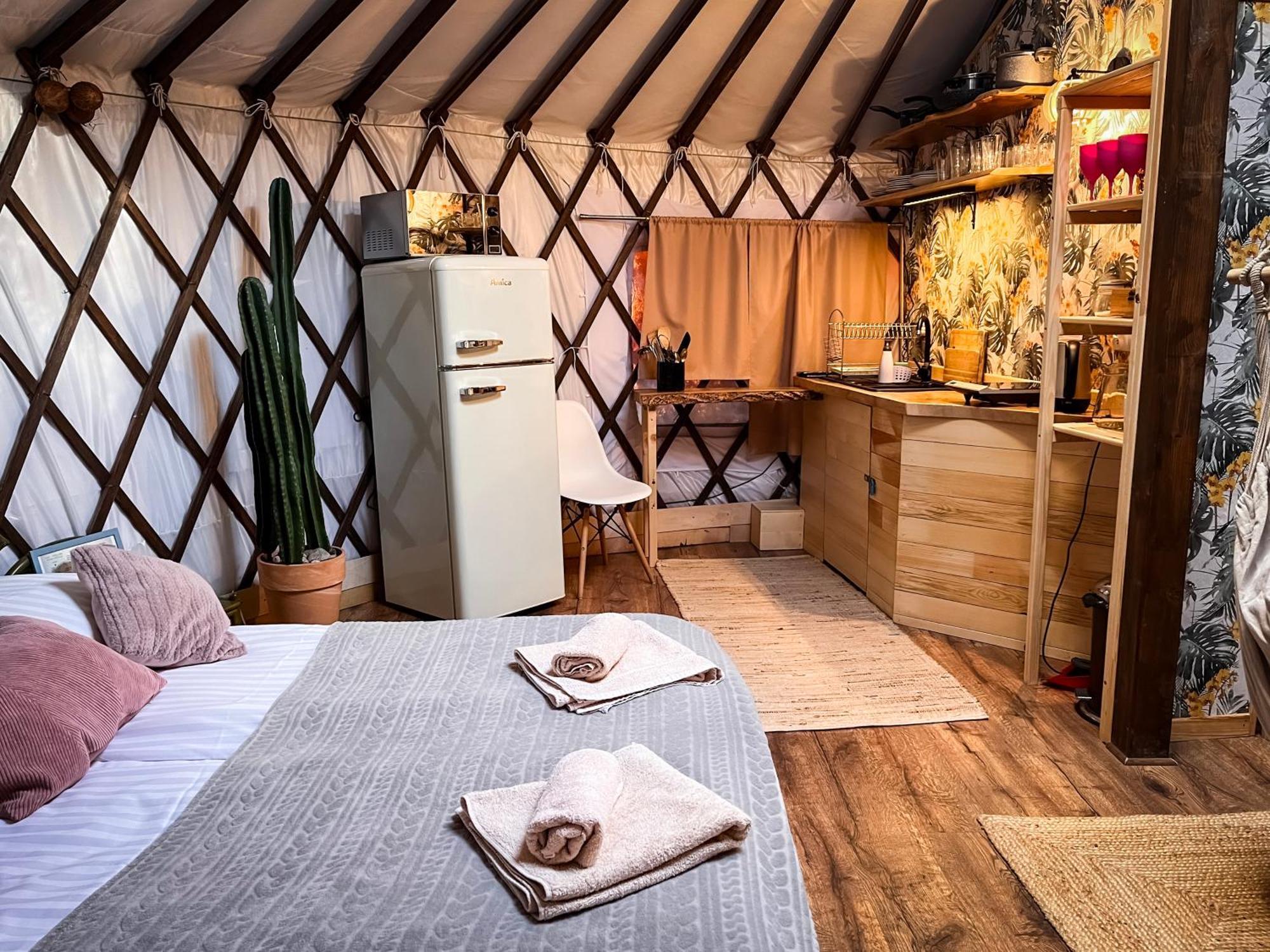 Aloha Glamp - Okragle Domki Przy Rzece - Balia I Sauna - Energylandia Zagornik Exterior foto
